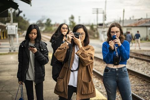 四个女人站在铁路旁