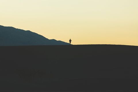 剪影, 人, 灰色, 天空, 白天, 人, 山, 站立 剪影, 人, 灰色, 天空, 白天, 人, 山, 站立