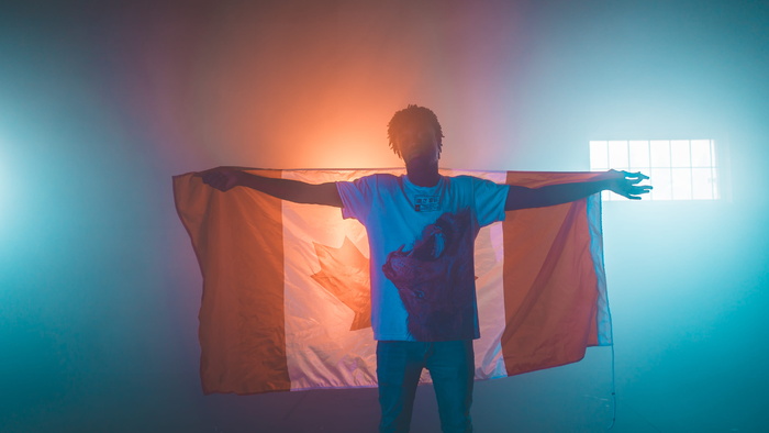 手持加拿大国旗的男子