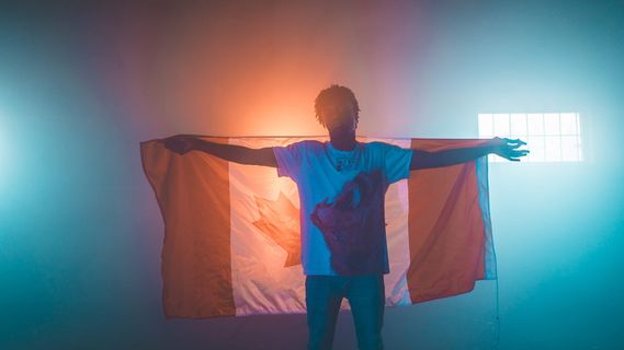 手持加拿大国旗的男子 手持加拿大国旗的男子