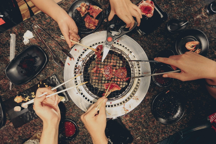 五个人一组烤肉，桌面烤肉，五个人一组烤肉