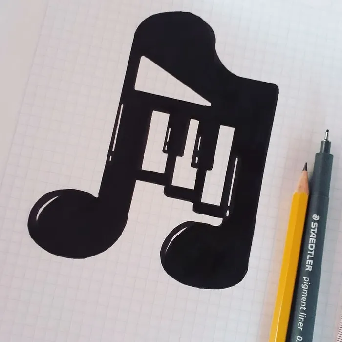 里面有钢琴键的音符，用铅笔和黑笔在画纸上画。