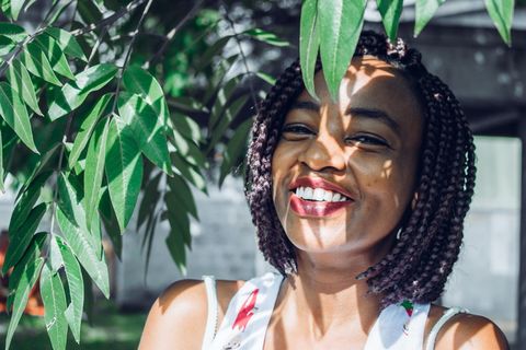 站在树下穿着白色上衣的女人