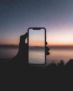 拍摄水体的人的剪影