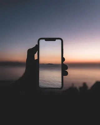 拍摄水体的人的剪影