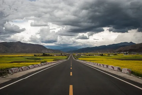 灰色,水泥,道路,草地,积云,天空,黄色,云 灰色,水泥,道路,草地,积云,天空,黄色,云