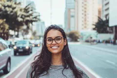 戴黑眼镜的女人 戴黑眼镜的女人
