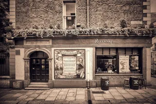 灰度照片，建筑物，爱尔兰，爱尔兰酒吧，酒吧，酒吧，吉尼斯，都柏林