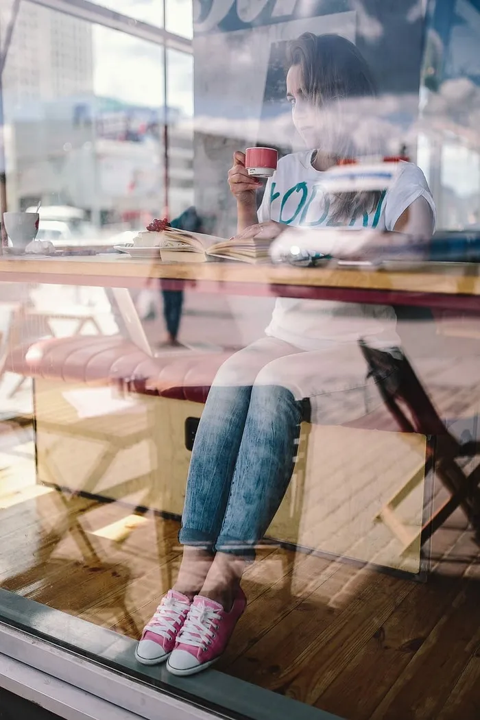 在咖啡馆看书的女人