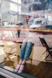 在咖啡馆看书的女人