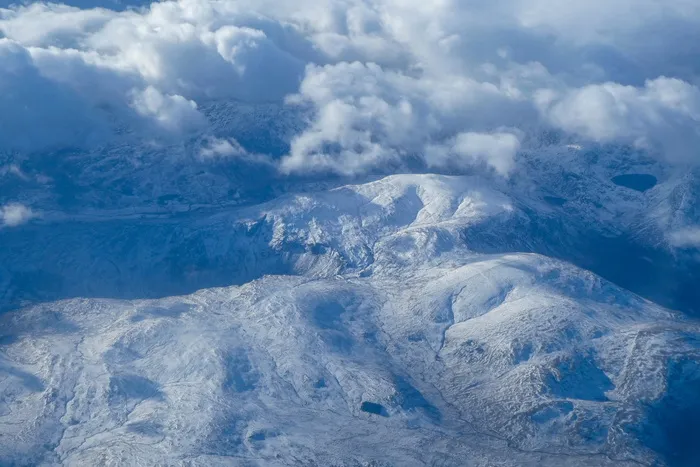 白天充满雪的田野