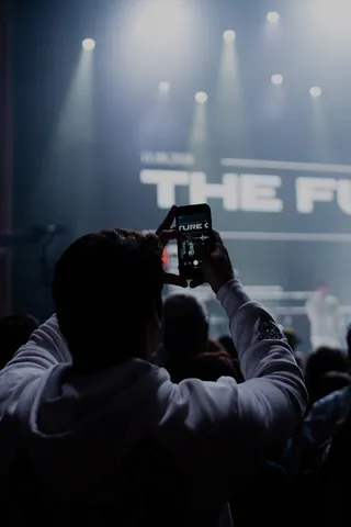 使用智能手机拍照的人