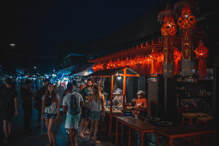 走在商店的人们