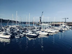 漂浮在水面上的船