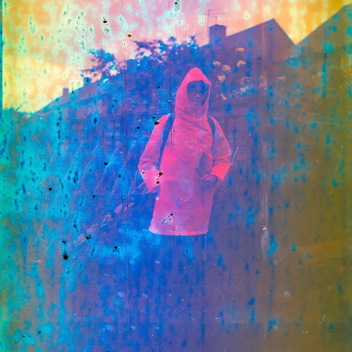 穿着红色雨衣的人的复古照片