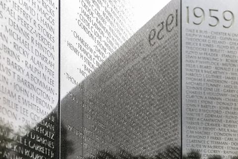 华盛顿特区越南战争纪念碑上的战争伤亡者姓名和1959年开始日期。