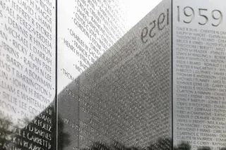 华盛顿特区越南战争纪念碑上的战争伤亡者姓名和1959年开始日期。