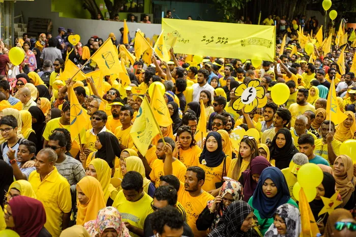 人们在路上集会