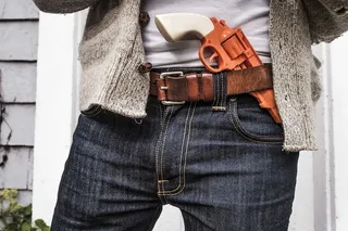 皮带上的白色和棕色左轮手枪