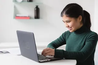 电脑上的快乐女人