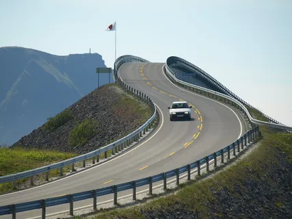 路上的白色汽车 路上的白色汽车