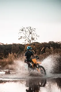 男子越野摩托车