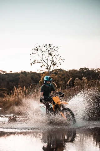 男子越野摩托车