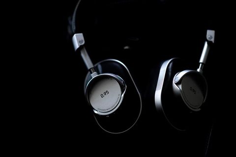 灰色和黑色耳机