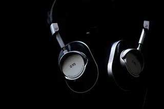 灰色和黑色耳机