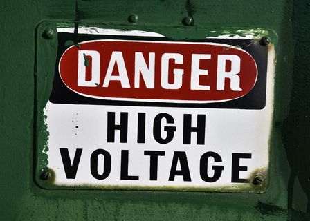 绿色、红色和白色高压断路器