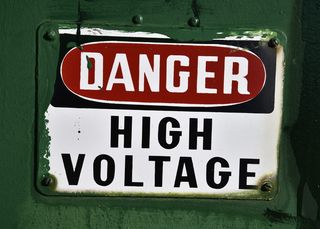 绿色、红色和白色高压断路器