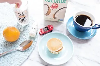 蓝色陶瓷板上的煎饼