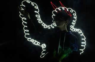 工作室拍摄，黑色背景，单人，有照明，年轻人，成年人，发光，室内