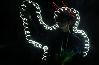 工作室拍摄，黑色背景，单人，有照明，年轻人，成年人，发光，室内