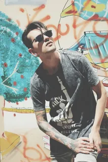 身穿灰白色衬衫的男子