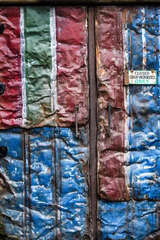 各种颜色的金属门