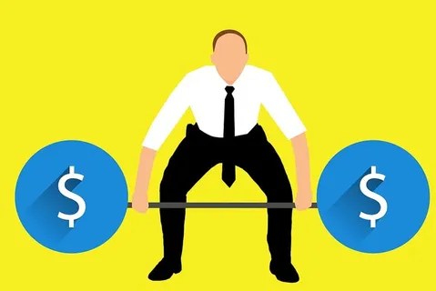 在插图中，外汇兑换员举起重金的重量。