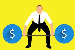 在插图中，外汇兑换员举起重金的重量。