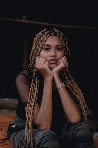 女子摆姿势拍照