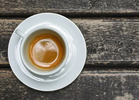 杯子，咖啡杯，陶器，茶碟，饮料，浓缩咖啡，饮料，餐厅