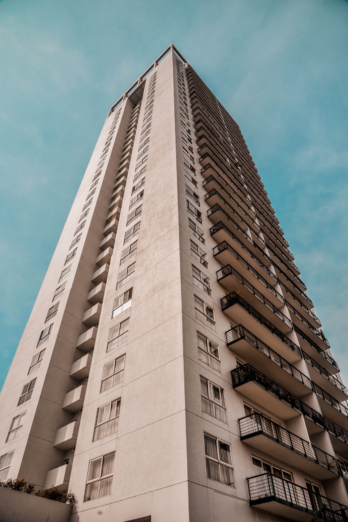 棕色混凝土高层建筑低角度摄影