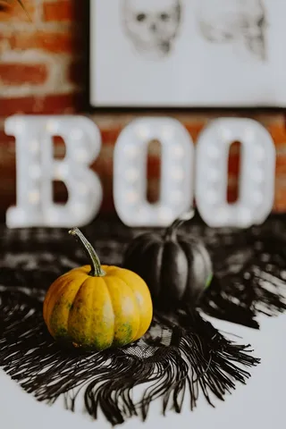 用嘘声字母装饰万圣节