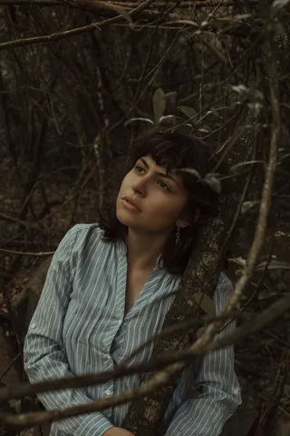 穿着蓝白条纹长袖马球衫的女性