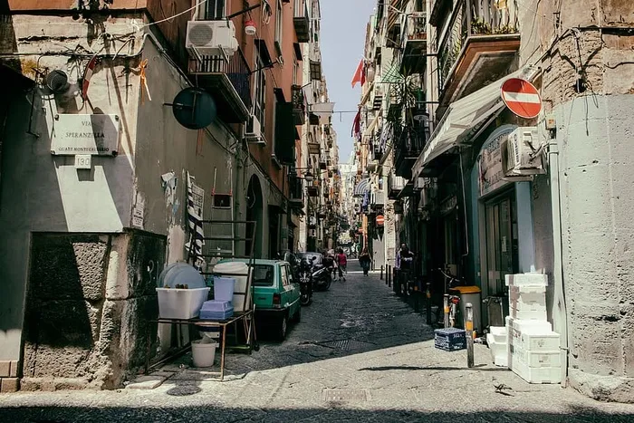 意大利那不勒斯老城区（Centro Storico）狭窄街道的街景照片。用佳能5D单反相机拍摄的图像