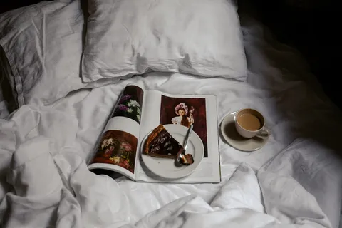 白色织物上的圆形白色陶瓷茶托 白色织物上的圆形白色陶瓷茶托
