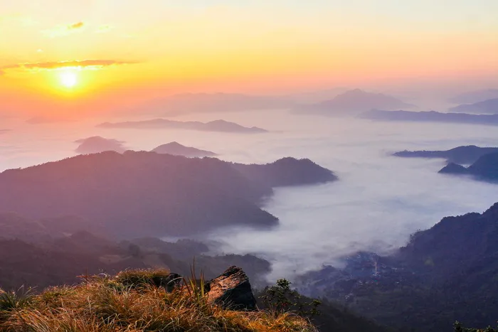 太阳升起，山青草绿