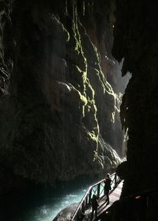 西班牙，努瓦洛斯，皮埃德拉修道院，地下湖，地下河，瀑布，洞穴，洞穴