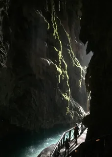 西班牙，努瓦洛斯，皮埃德拉修道院，地下湖，地下河，瀑布，洞穴，洞穴