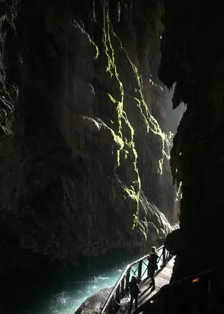 西班牙，努瓦洛斯，皮埃德拉修道院，地下湖，地下河，瀑布，洞穴，洞穴