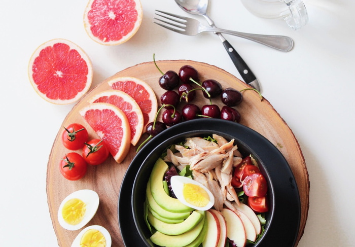 一碗蔬菜沙拉和水果